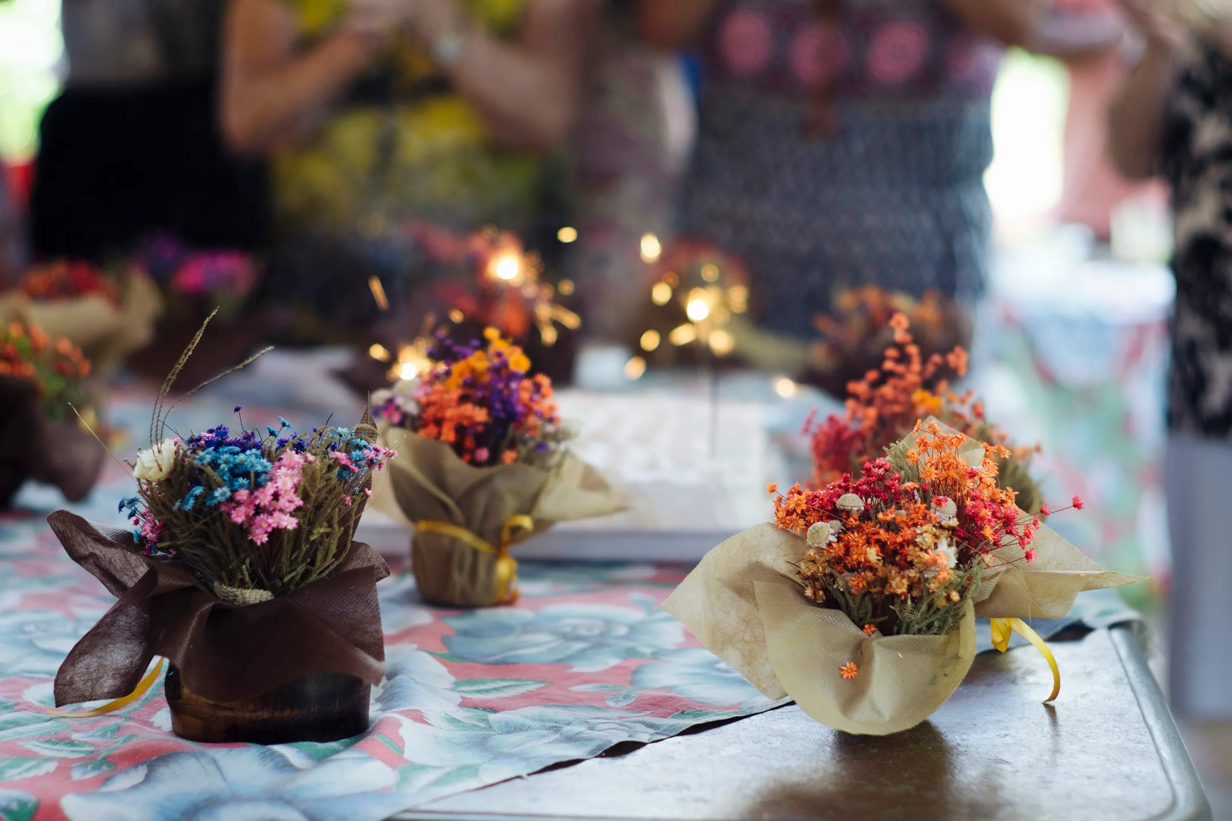 Mesa de festa decorada com arranjos de flores secas